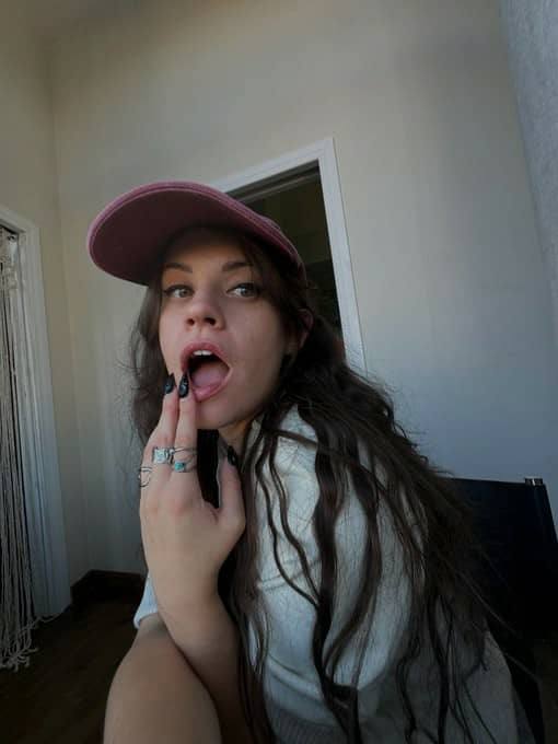 Sono una ragazza disponibile a soddisfare i tuoi desideri sessuali. 
