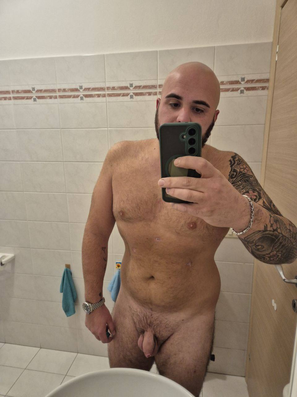 Sono un finto hacker gay, adoro essere penetrato con la maschera degli Anonymous. Scrivetemi solo su telegram @phishing78