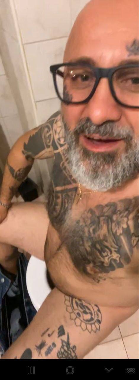 Mi piace essere scopato mentre mi sbatti sul wc