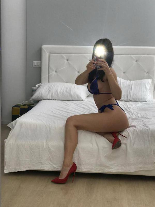 GIANOLA-NEW NEW NEW- LAURA-BAMBOLINA TI SFIDO A SCOPRIRE OGNI LATO DI ME E GODERE DELLA MIA BELLISSIMA PRESENZA A 360 GRADI,FINO A SCOPPIAR